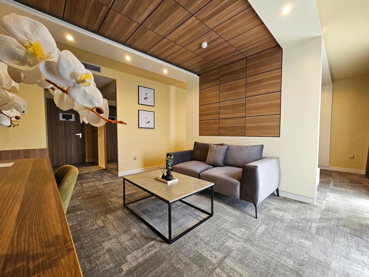 Hotel Etna Gracanica  Luaran gambar