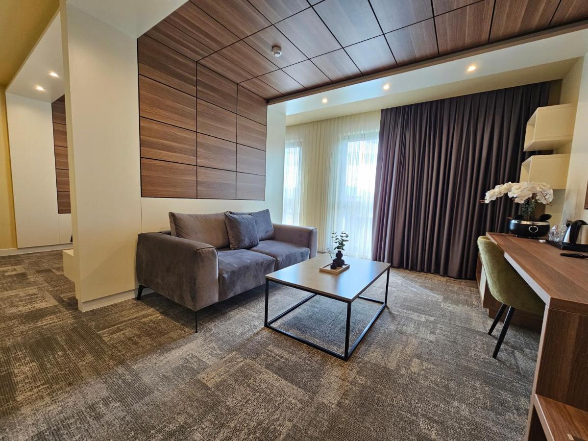 Hotel Etna Gracanica  Luaran gambar