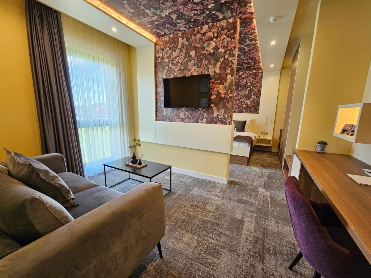 Hotel Etna Gracanica  Luaran gambar