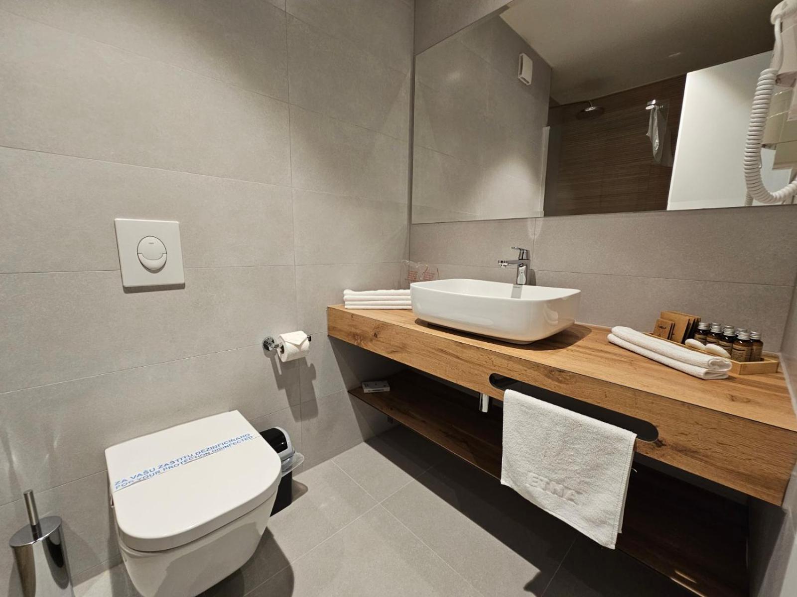 Hotel Etna Gracanica  Luaran gambar